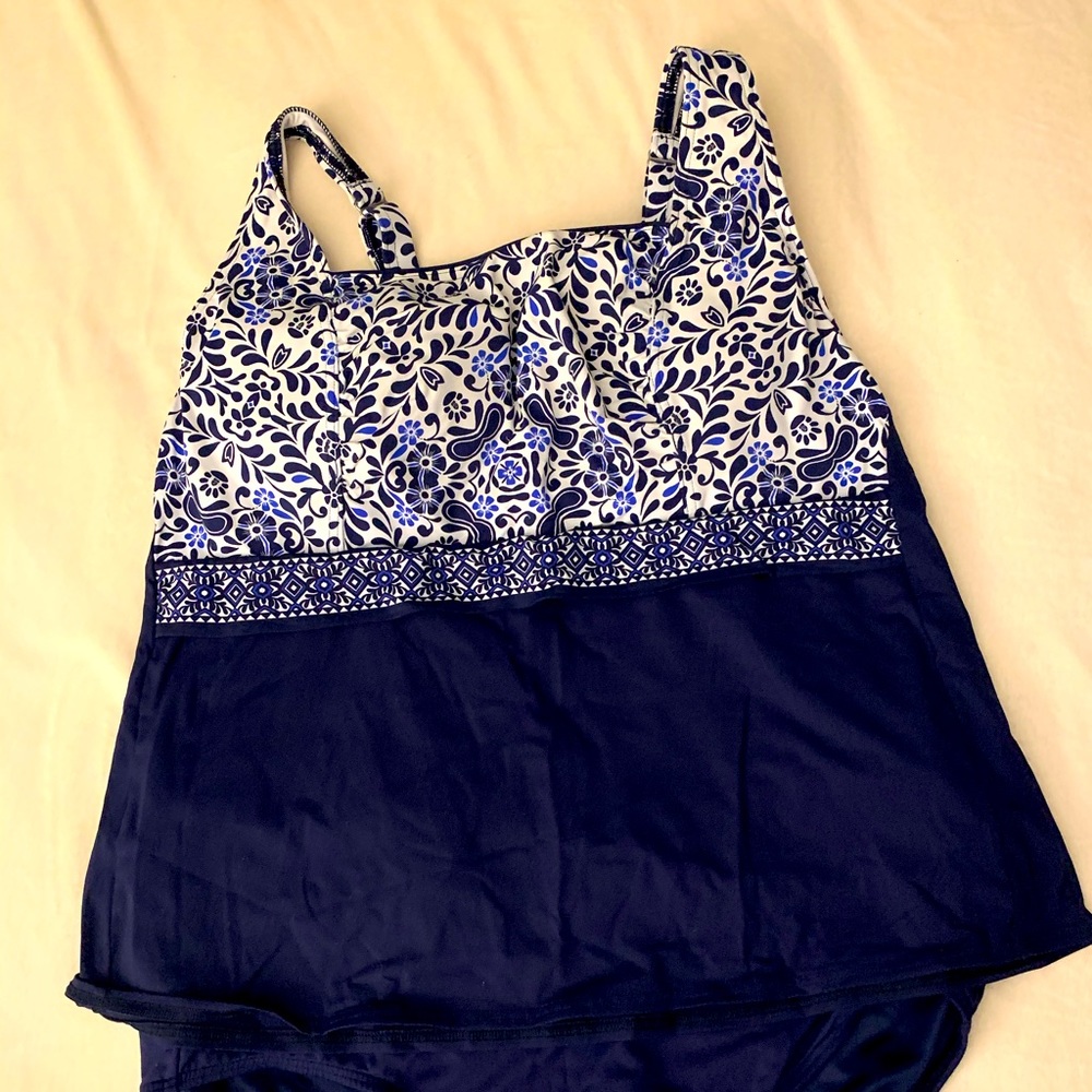 Lands’ End square neck tankini navy and white.